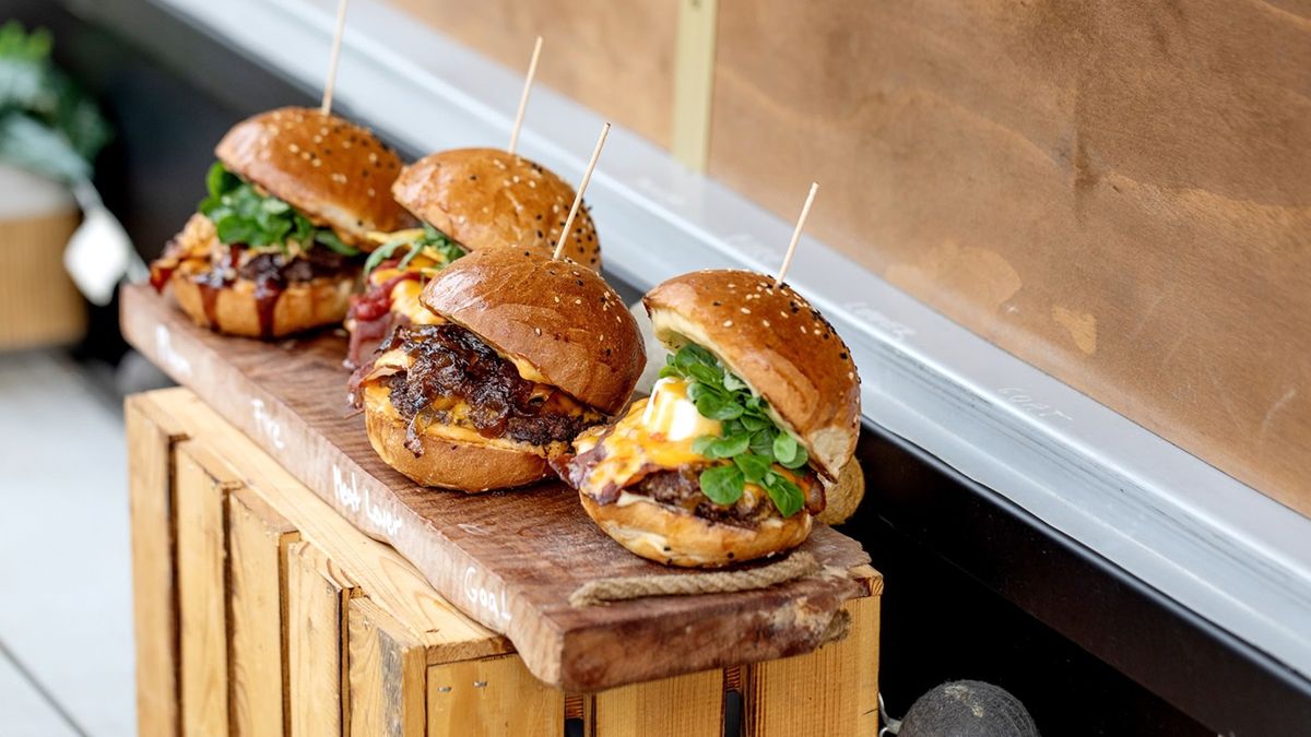 Mężczyzna zmarł po zjedzeniu hamburgera.