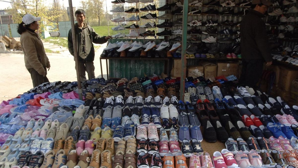 Do Unii Europejskim szerokim strumieniem trafiaja ubrania i buty, które zawierają szkodliwe substancje