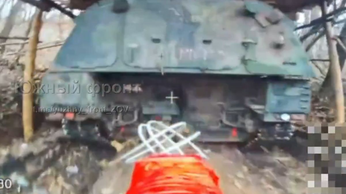 Ukraiński PzH 2000 tuż przed trafieniem przez drona FPV.