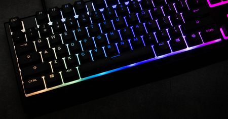 Mała i kolorowa. Lubię takie! Recenzja Steelseries Apex 3 TKL