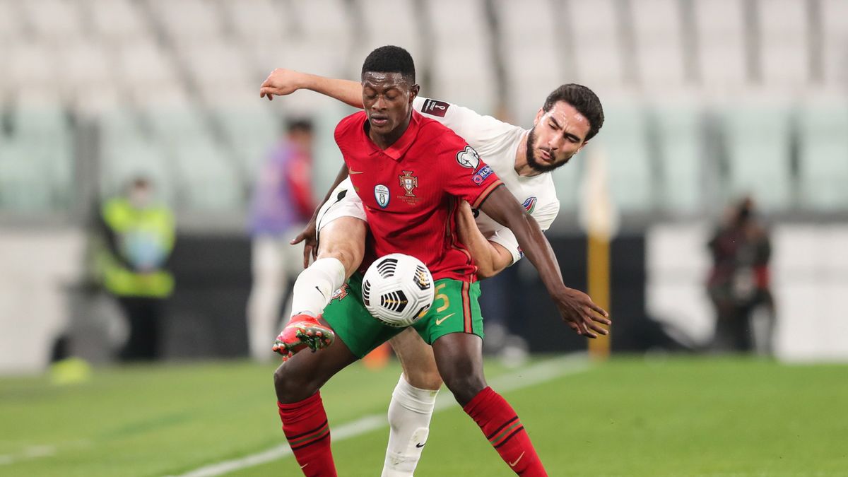 PAP/EPA / MIGUEL A. LOPES / Na zdjęciu: Nuno Mendes (Portugalia) i Abbas Huseynov (Azerbejdżan)