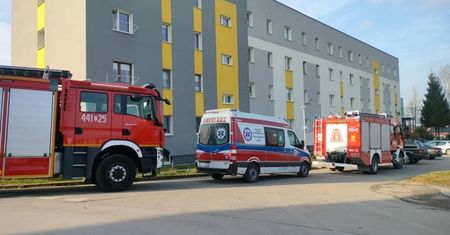 Tragedia w Ożarowie. W mieszkaniu znaleziono zwłoki