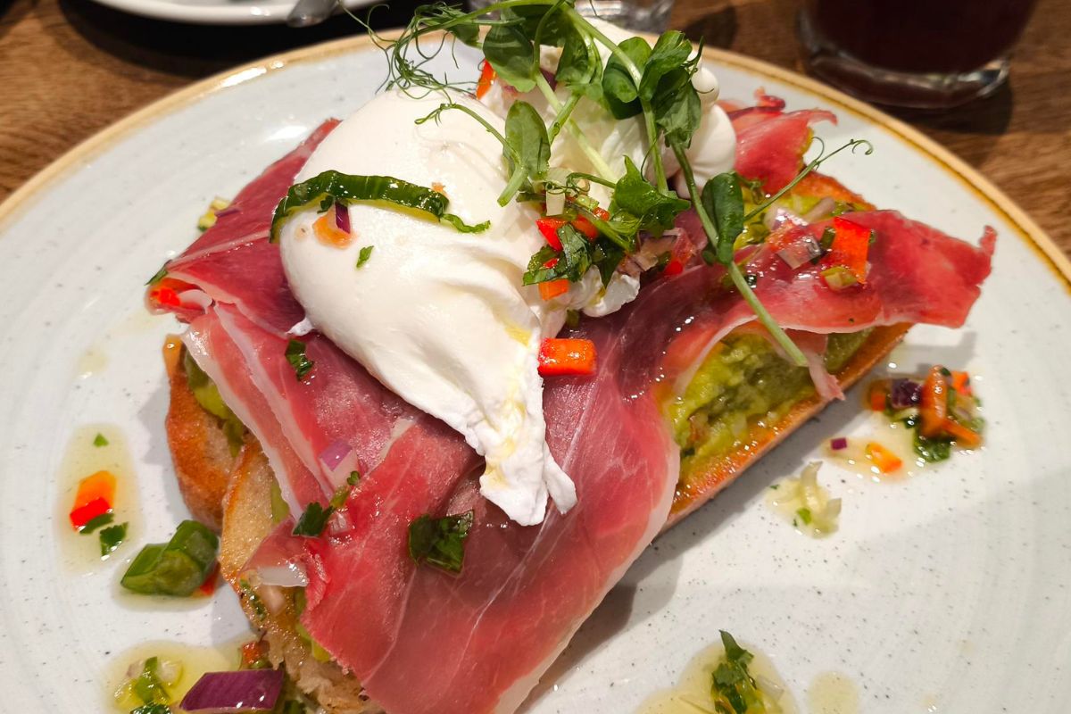 Tost z guacamole w budapesztańskiej restauracji