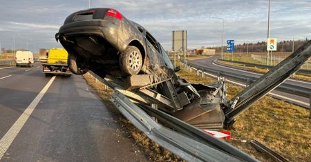 Zbyt późno dostrzegł zjazd z ekspresówki. Zdjęcie jest przestrogą