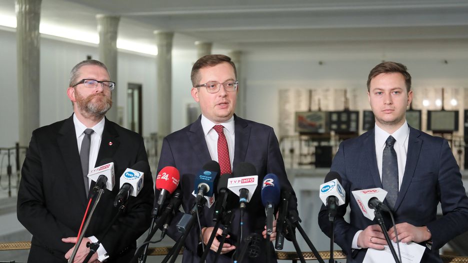 Warszawa, 18.11.2021. Posłowie Konfederacji Grzegorz Braun (L) i Robert Winnicki (C) oraz działacz ugrupowania Witold Stoch (P) podczas wspólnej konferencji prasowej, 18 bm. w Sejmie. Temat: Skandaliczna ustawa segregacyjna wpływa do Sejmu! (kf) PAP/Paweł Supernak