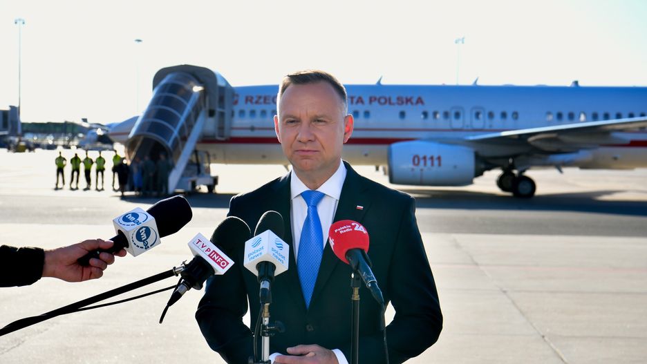 Warszawa, 16.09.2023. Prezydent RP Andrzej Duda na konferencji prasowej na lotnisku w Warszawie przed wylotem do USA, 16 bm. Prezydent RP weźmie udział w debacie generalnej 78. sesji Zgromadzenia Ogólnego ONZ w Nowym Jorku. (aldg) PAP/Andrzej Lange