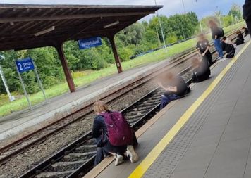 Problem i śmiertelne niebezpieczeństwo na dworcach. "Nie przechodźmy obojętnie"