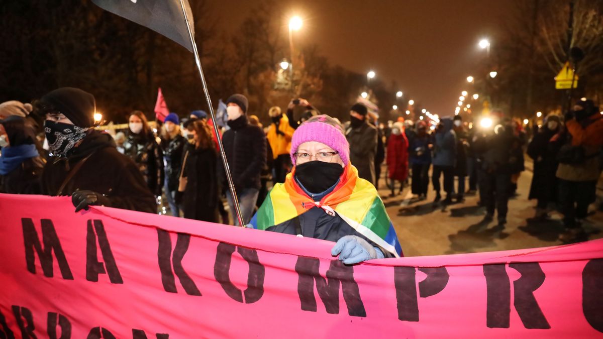 Babcia Kasia to popularna aktywistka, która bierze udział w protestach w ramach Strajku Kobiet. 