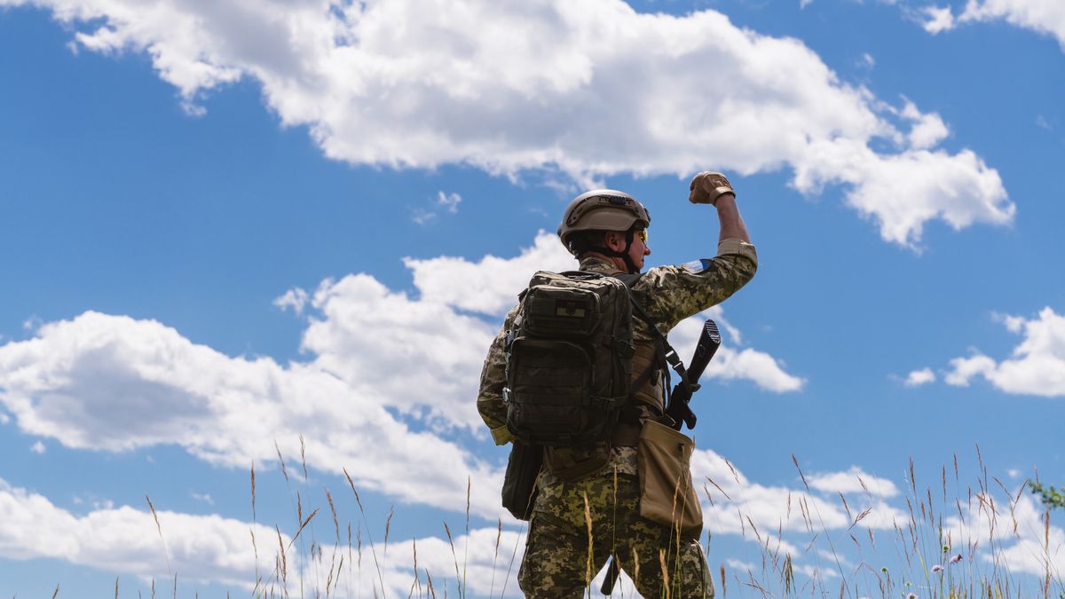Soldier of Ukrainian Armed Forces on position, symbol of future victory
Soldier of Ukrainian Armed Forces on position, symbol of victory
Oksana Shufrych