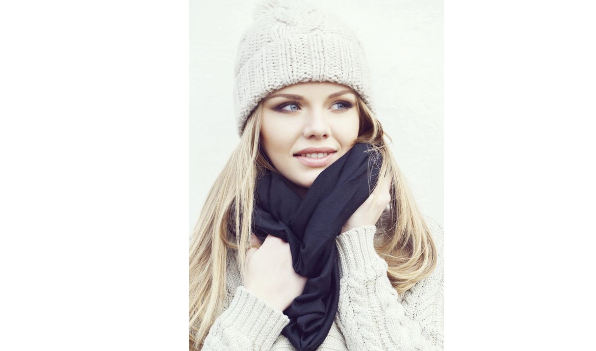 Zimą nie trzeba rezygnować z czapki, by włosy układały się odpowiednio