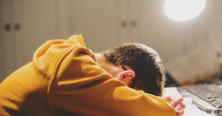 Koledzy dręczyli chorego na schizofrenię Krystiana. Rodzice odpierają zarzuty