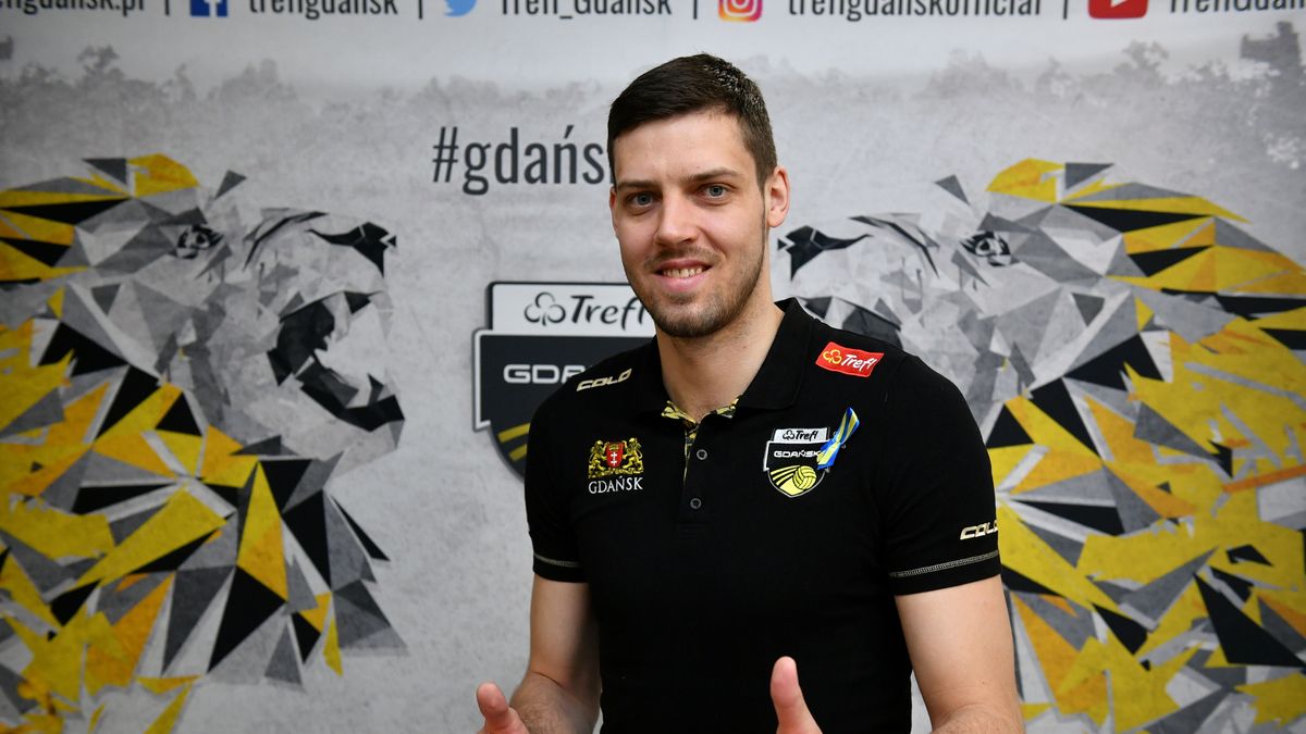  Gdańsk, 15.03.2022. Dmytro Paszycki pozuje do zdjęcia podczas konferencji prasowej w Gdańsku, 15 bm. Ukraiński siatkarz Dmytro Paszycki, który grał w Zenicie St. Petersburg, po ataku Rosji na Ukrainę zerwał kontrakt i przyjechał grać w zespole Trefla Gdańsk. (gj) PAP/Adam Warżawa