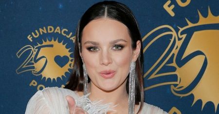 Wyluzowana Ewa Farna prezentuje ciążowe krągłości i żartuje: "Pod marynarą ROZPIĘTE GACIE" (FOTO)