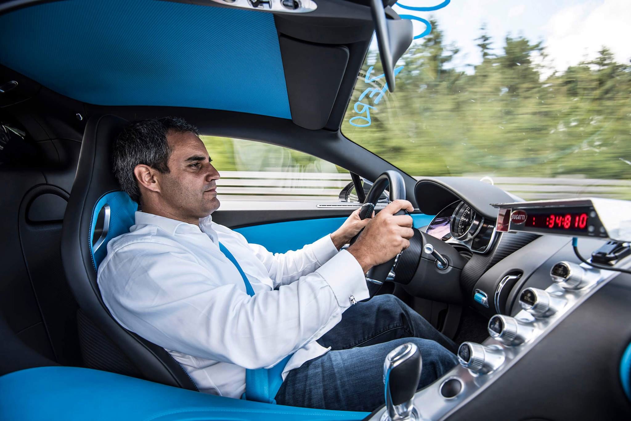Juan Pablo Montoya za kierownicą Bugatti Chirona