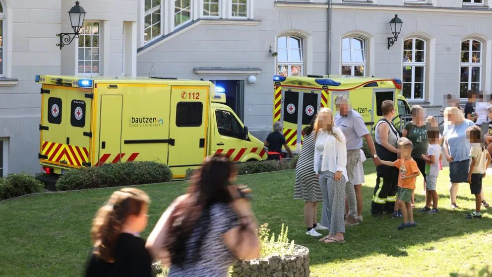 Ewakuacja uczniów i działania służb w szkole w Bischofswerda