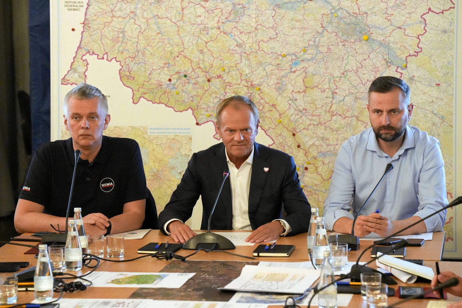 Sztab kryzysowy z udzialem Donalda Tuska
24.09.2024 Wroclaw , Dolnoslaski Urzad Wojewodzki . L Tomasz Siemoniak , Donald Tusk , Wladyslaw Kosiniak Kamysz . Premier Donald Tusk wzial udzial w sztabie kryzysowym we Wroclawiu . 
Fot . Tomasz Pietrzyk / Agencja Wyborcza.pl
Fot. Tomasz Pietrzyk / Agencja Wyborcza.pl
sztab kryzysowy, donald tusk, powodz