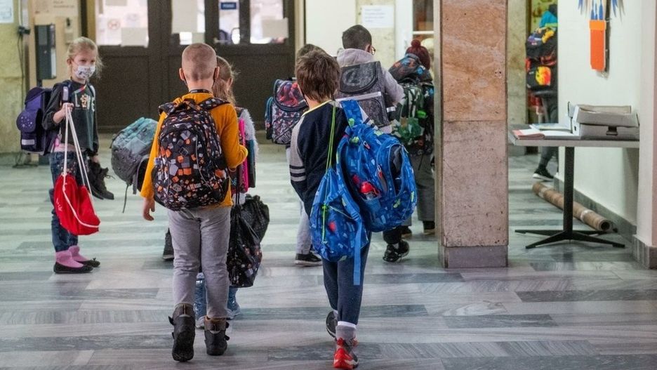 Hałas na szkolnych korytarzach nie pozostaje bez wpływu na zdrowie najmłodszych.