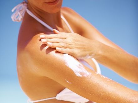 Trzy czwarte urlopowiczów naraża się na raka skóry, używając przeterminowanych balsamów do opalania