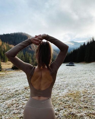 Julia Wieniawa w górach w komplecie Lemiss
