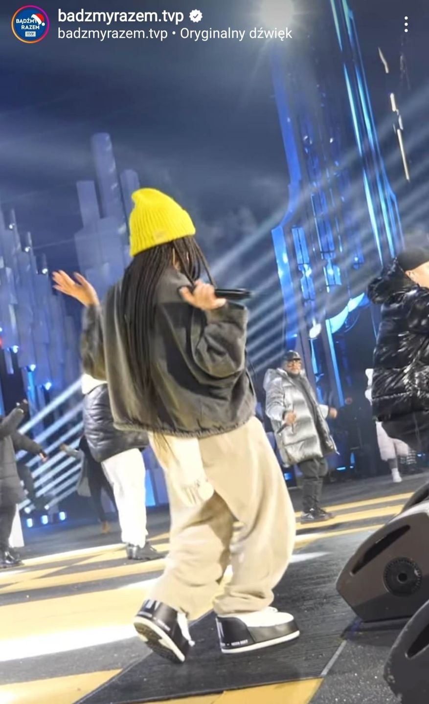 Sylwester 2022 TVP. Sara James i Black Eyed Peas na scenie
