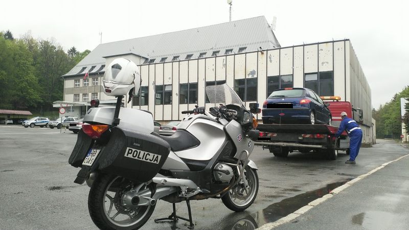 Peugeot, którym przyjechali pechowcy odjechał lawetą