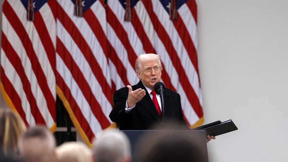 US President Donald Trump delivers a speech before pardoning a turkey named Gobble during a ceremony in the Rose Garden at the White House, in Washington, DC, USA, 25 November 2025. The annual White House tradition of pardoning a Thanksgiving turkey dates back to 1989, when President George H.W. Bush pardoned a turkey in the Rose Garden. EPA/WILL OLIVER / POOL POOL Dostawca: PAP/EPA.