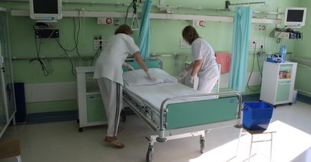Zarobki salowej w szpitalu. Oto ile dostaje "na rękę"