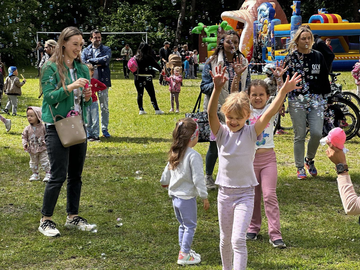 Kolorowa eksplozja radości na Festiwalu Baniek w Kielcach. Dzieciaki były zachwycone.