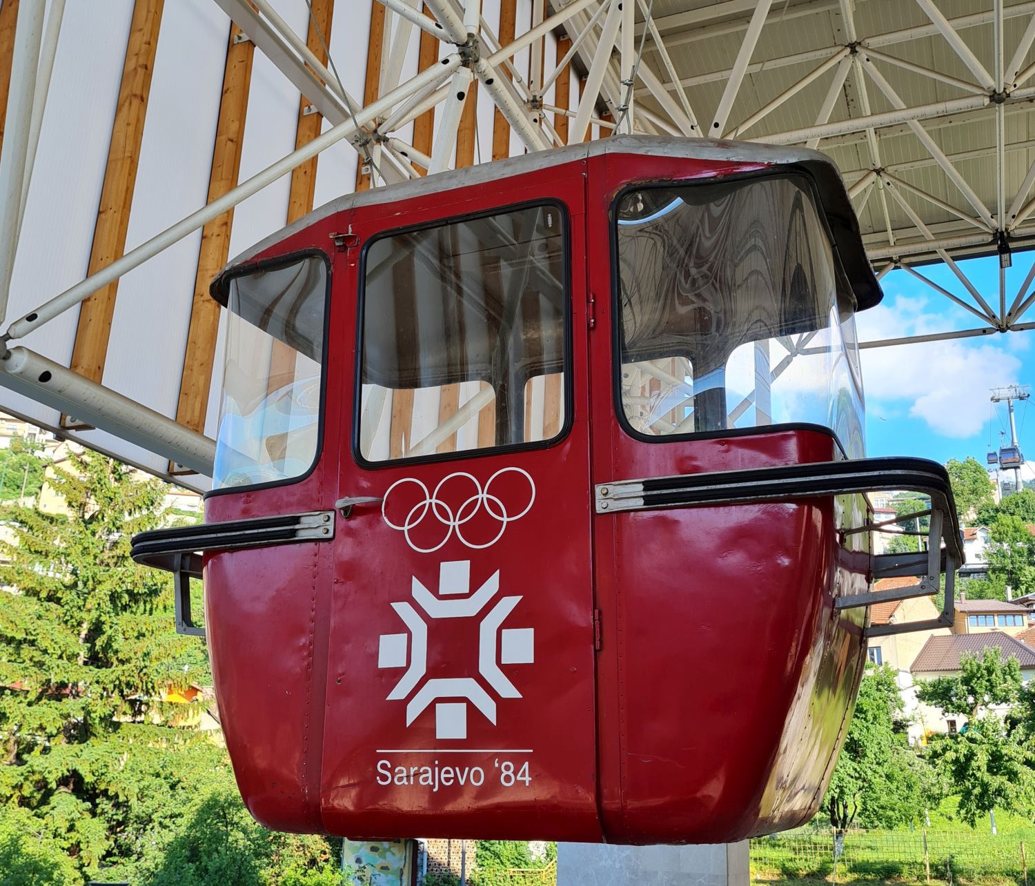 Wagonik retro kolejki gondolowej w Sarajewie w malowaniu z okazji Zimowych Igrzysk Olimpijskich w 1984 r.