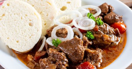 Czeski gulasz robi prawdziwą furorę. Najlepiej smakuje z knedlikami
