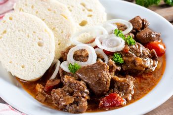 Czeski gulasz robi prawdziwą furorę. Najlepiej smakuje z knedlikami