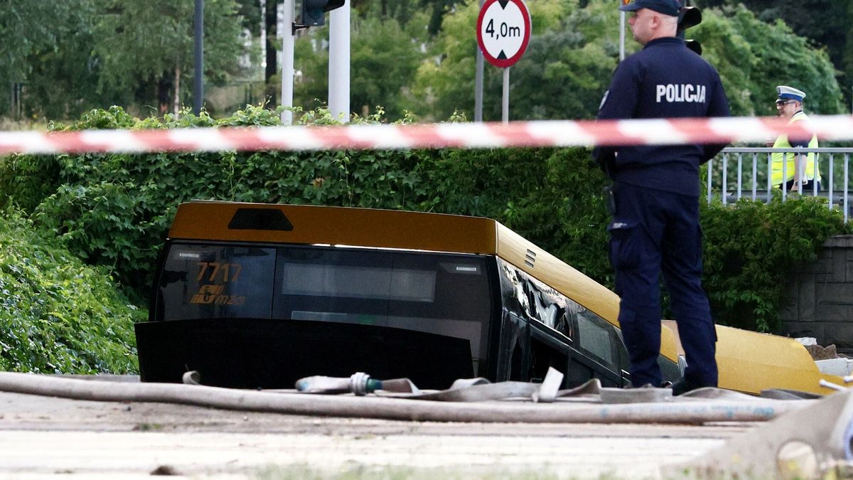 Autobus wjechał do przejścia podziemnego