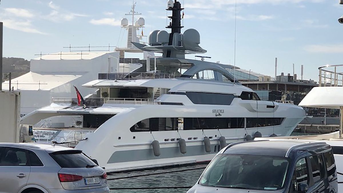 Rosyjscy oligarchowie wycofują swoje statki z Unii Europejskiej. Na zdjęciu: 22 lutego należąca do Wagita Alekperow Galactica Super Nova zacumowana była porcie w Barcelonie