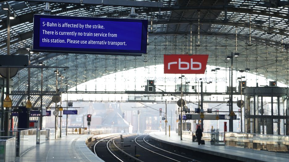 Znak na głównym dworcu kolejowym Hauptbahnhof informuje pasażerów, że pociągi podmiejskie S-Bahn, które są obsługiwane przez Deutsche Bahn, nie kursują.