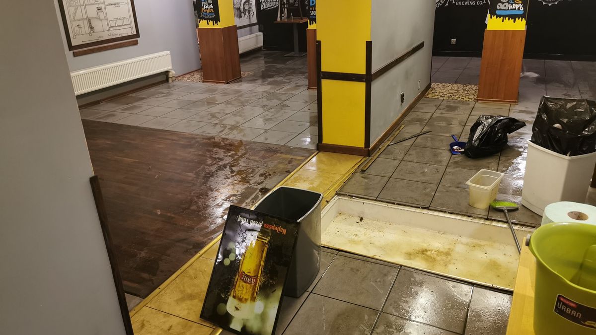 Nawałnica nie oszczędziła Chmielarni przy Twardej.