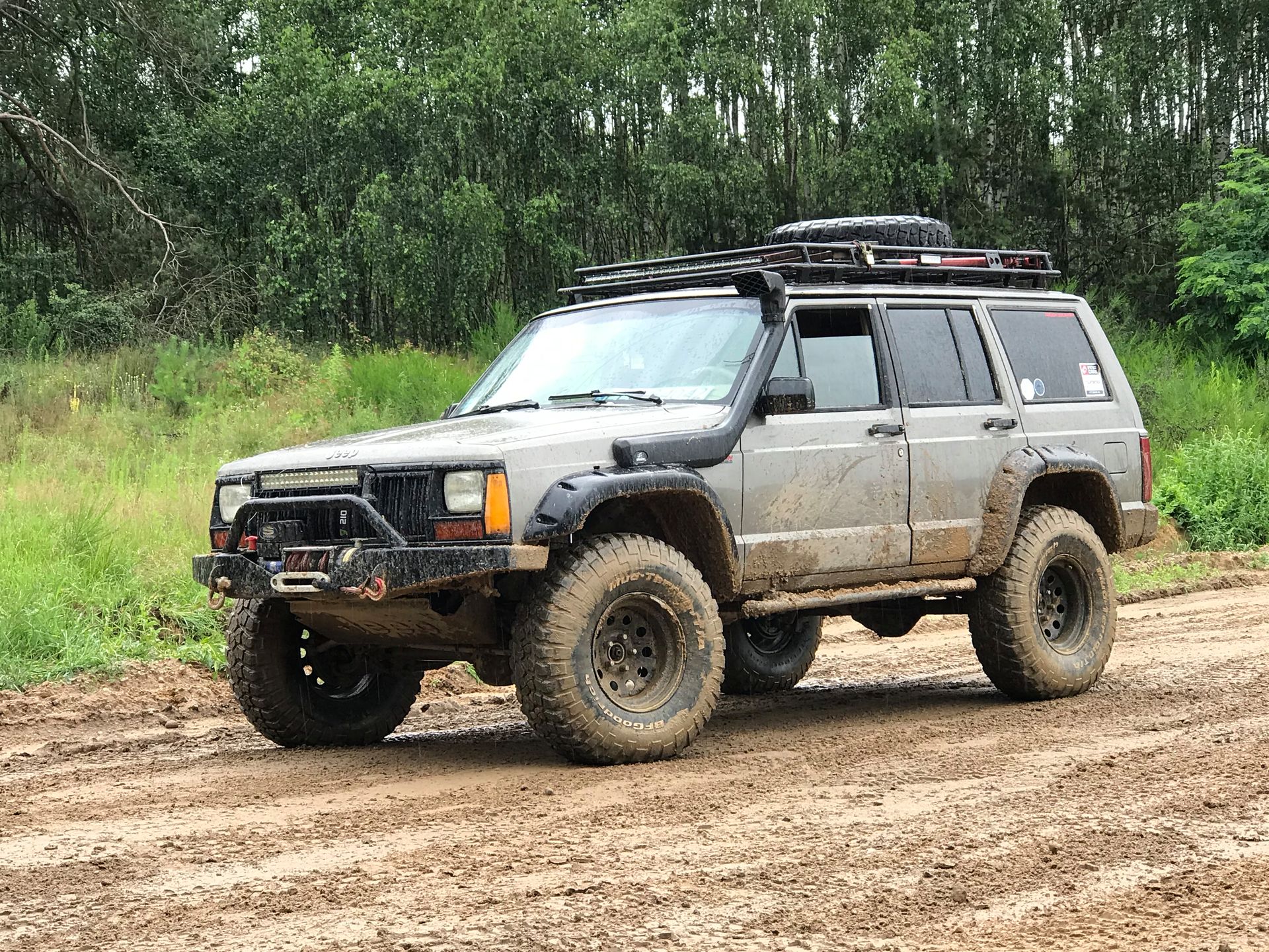 Jeep Cherokee XJ jest przykładem tego, że taniej już nie będzie. Auta stopniowo drożeją, a ładnie utrzymane egzemplarze są już dwa razy droższe niż 2-3 lata temu.