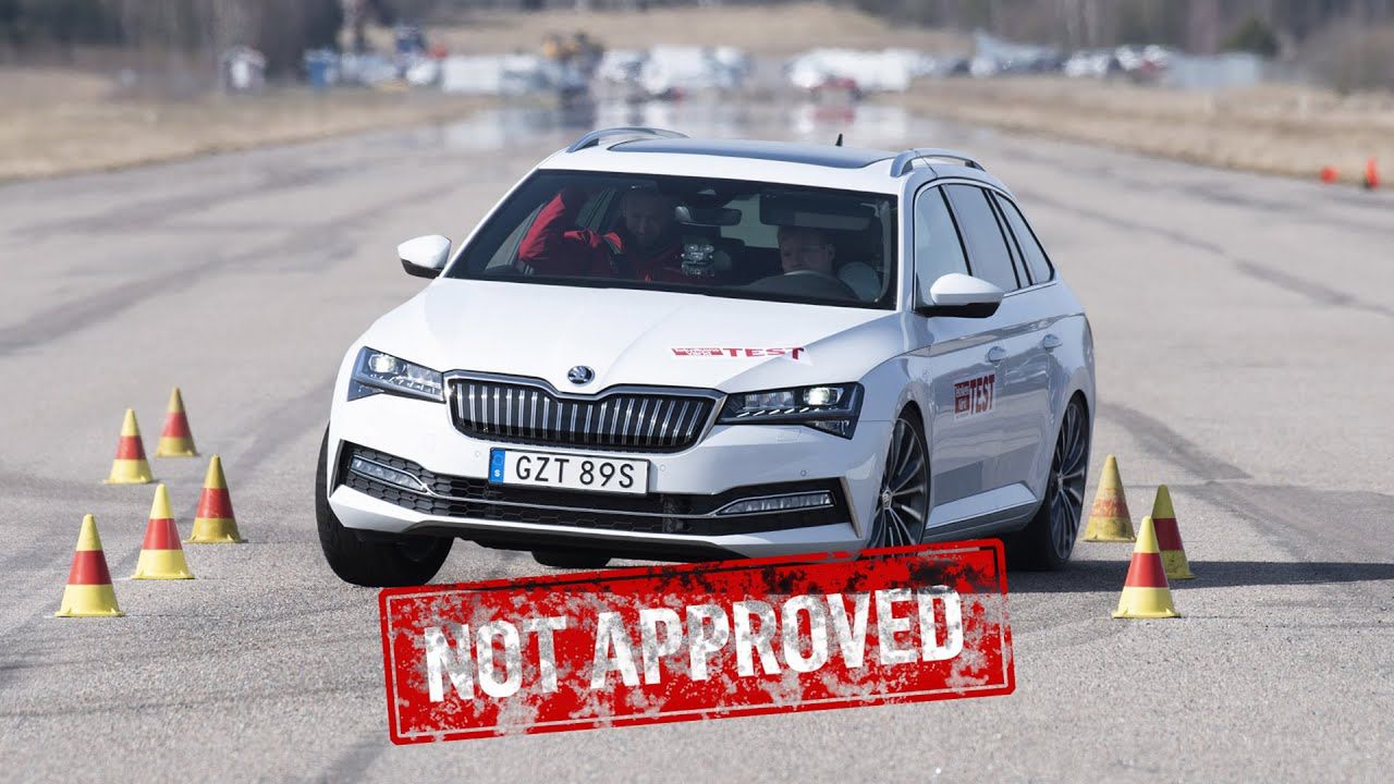 Škoda Superb iV i Volkswagen Passat GTE wypadły słabo w teście łosia