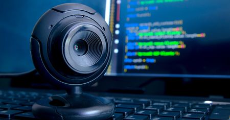 Paranoicy mieli rację. Zakryj kamerę w laptopie - ostrzega szef FBI