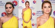Blond Selena Gomez w żółtej sukni na gali charytatywnej