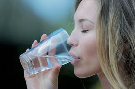 Nie różni się od kranowej? Sprawdź, co powinieneś wiedzieć o wodzie butelkowanej i źródlanej