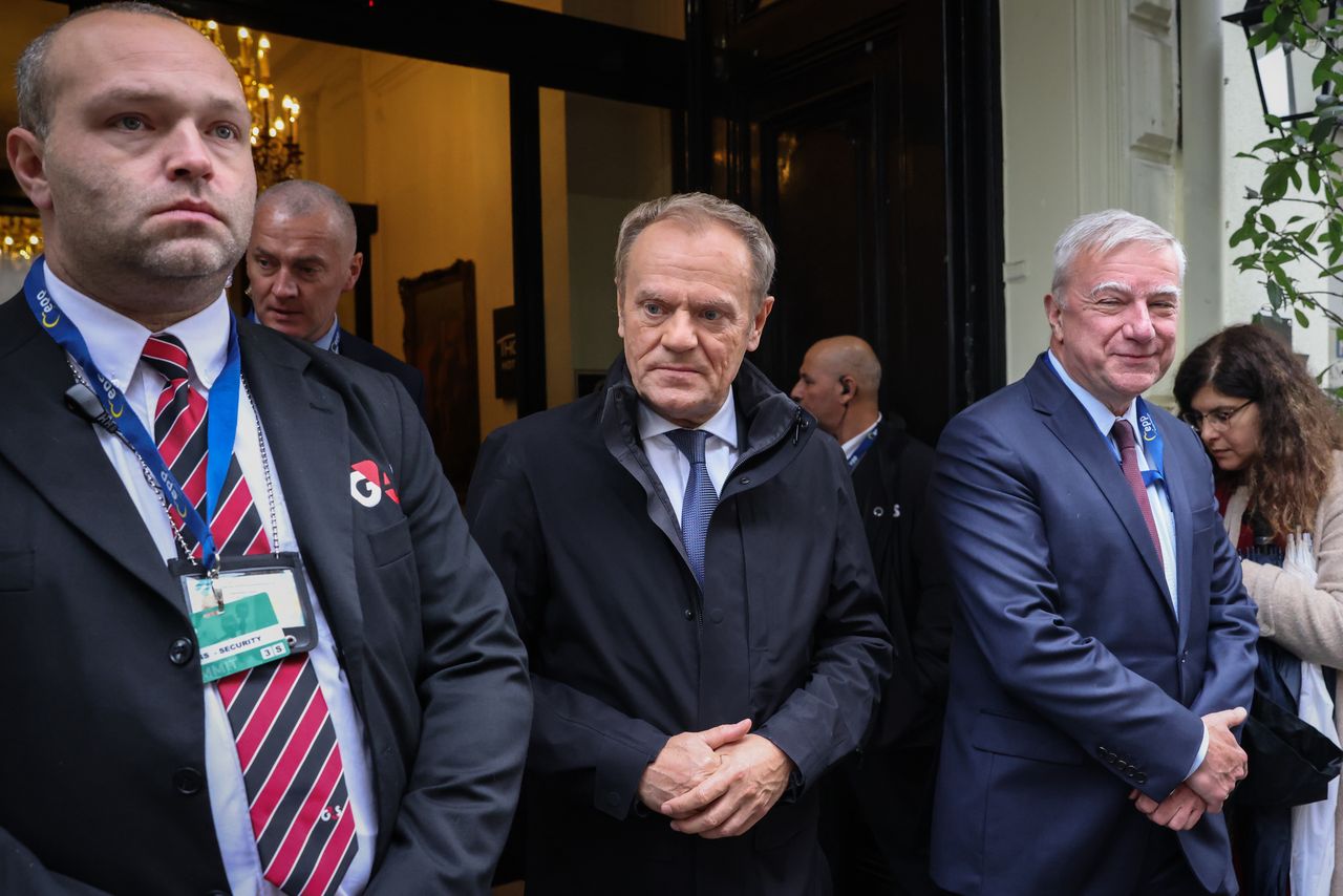 W sprawie Orlenu dostaje się i Tuskowi, i Sasinowi. "Polacy są coraz bardziej wkurzeni" [OPINIA]