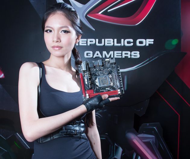ASUS ROG Maximus Vi Impact płyta główna zdjęcie prezentacja Computex 2013 hostessa
