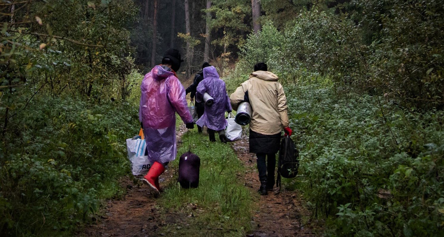 Województwo podlaskie. Strefa przygraniczna (poza strefą stanu wyjątkowego). Grupa jemeńskich migrantów poszukujących azylu