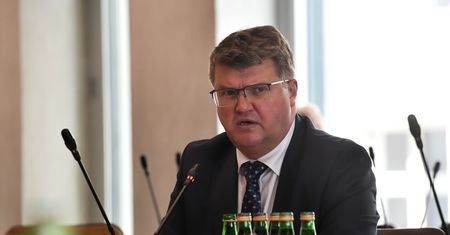 Afera mailowa. Ważny wiceminister prosił "co łaska"?
