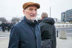 Macierewicz zignorował prośby policji. Użył sprayu