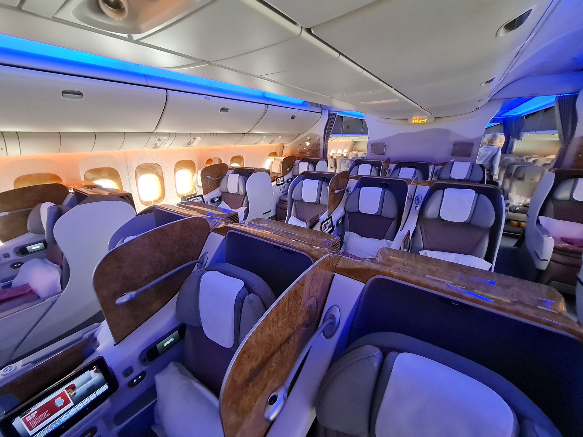 Tak wygląda kabina klasy biznes w samolocie Boeing 777 Emirates z Warszawy