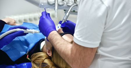 Koferdam – z czego się składa i do czego służy?