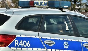 Matka na zakupach w galerii. Małe dzieci w aucie z włączonym silnikiem