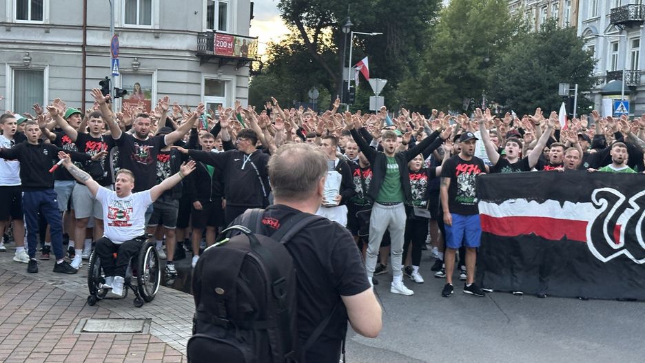 Pod pomnikiem manifestowało kilkuset kibiców Radomiaka Radom.