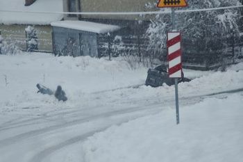 Drogi sparaliżowane, auto w rowie. Mieszkańcy Zakopanego pytają o pługi